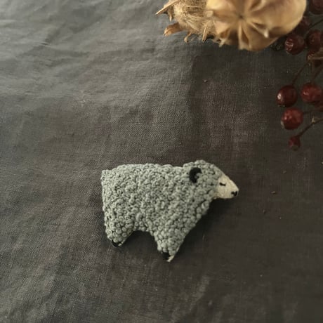 Flannel（フランネル）　刺繍ブローチ　ひつじくん グレイ・白