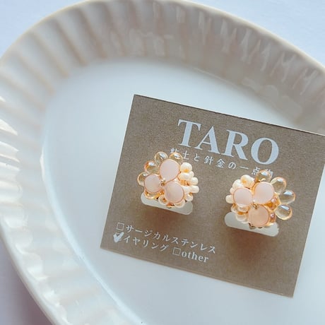 TARO/シャンパンゴールド×白花イヤリング