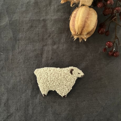 Flannel（フランネル）　刺繍ブローチ　ひつじくん グレイ・白