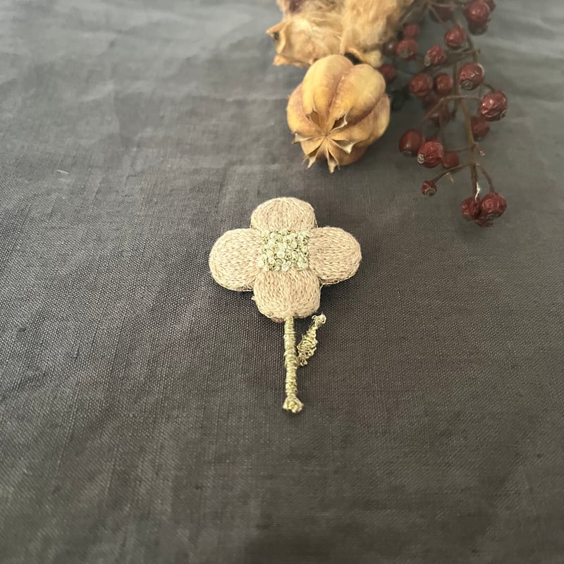 Flannel（フランネル） 刺繍ブローチ はなみずき アイボリー・ピンク
