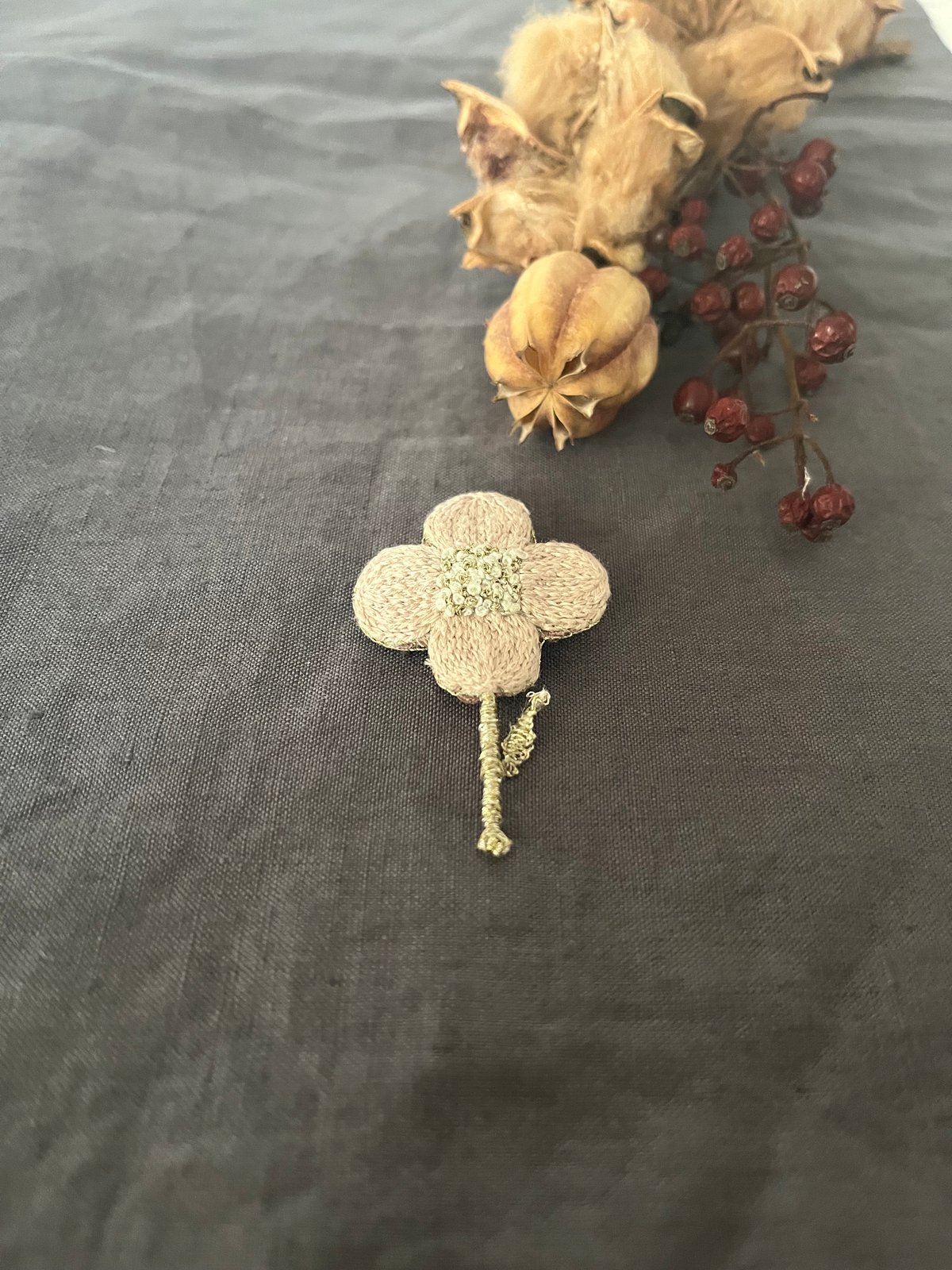 Flannel（フランネル） 刺繍ブローチ はなみずき アイボリー・ピンク