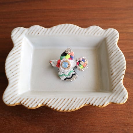 ito.iro.katachi(イトイロカタチ) / 刺繍ブローチ【はばたくとり】