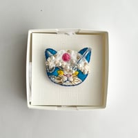 Manari／クリームソーダの猫ブローチ
