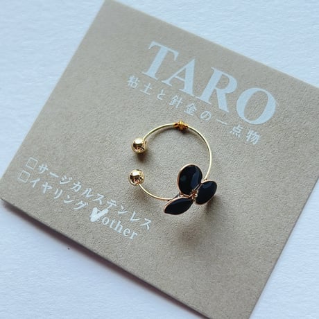 TARO/黒花イヤーカフ