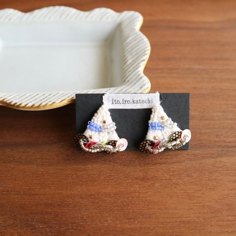 ito.iro.katachi(イトイロカタチ) / 刺繍ピアス 【おめかしさんかく】