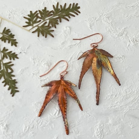 銅植物工房r.feuille(ドウショクブツコウボウ レフイユ)/ モミジのピアス