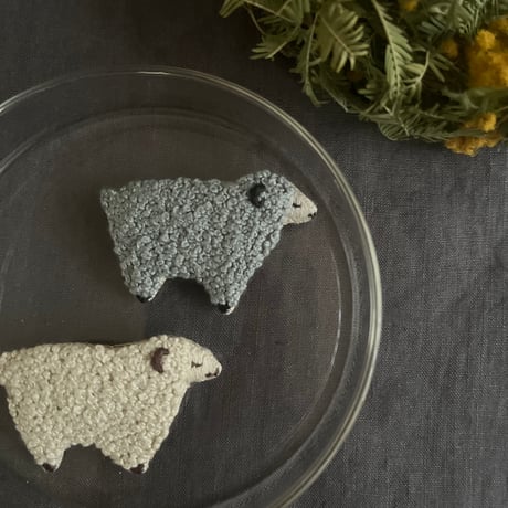 Flannel（フランネル）　刺繍ブローチ　ひつじくん グレイ・白