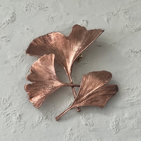 銅植物工房r.feuille(ドウショクブツコウボウ レフイユ)/ イチョウのブローチ
