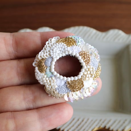 ito.iro.katachi(イトイロカタチ) / 刺繍ブローチ 【ハレノヒ×わっか】