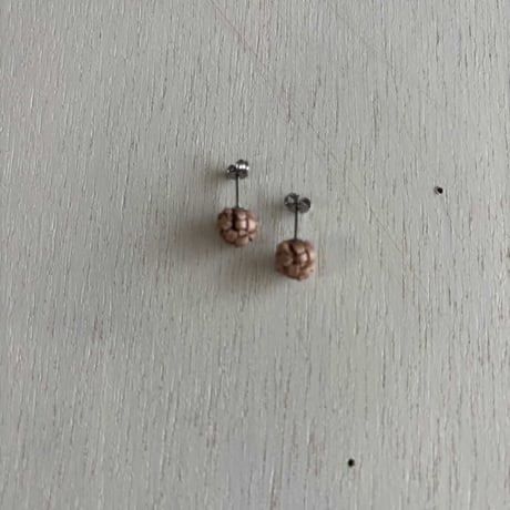 atelier hemslojd(アトリエ　ヘムスロイド)  革粒ピアス　小