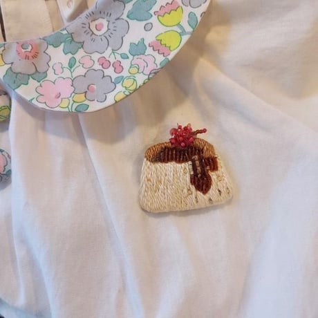 HandmadeZakka Ricca/ 刺繍ブローチ -プリン-