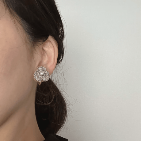 t＆/ラメ花ピアス・イヤリング