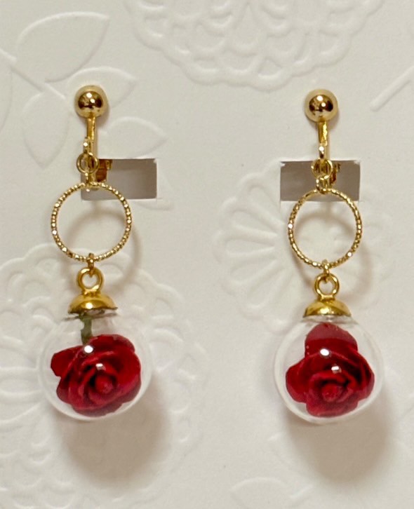 【ハンドメイド】056 アリッサムとバラのピアス/イヤリング アルミ薔薇 パーツ 30個 アソート ミックス レジン ピアス