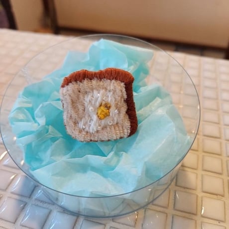 HandmadeZakka Ricca/ 刺繍ブローチ -食パン-