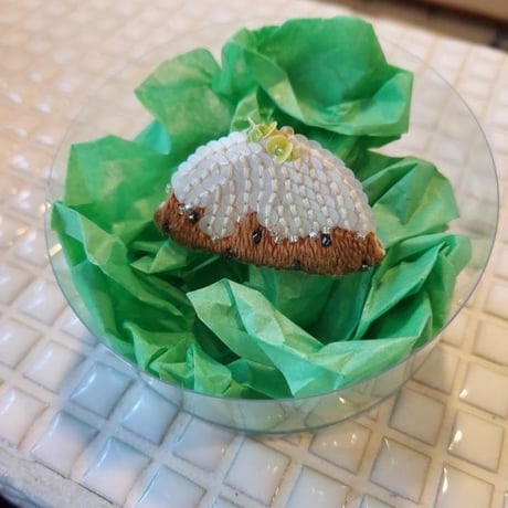 HandmadeZakka Ricca/ 刺繍ブローチ -レモンケーキ-