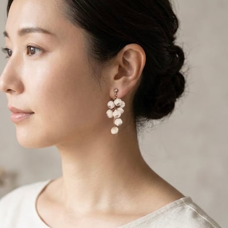 水玉舎 / 布花 すずらんのアシンメトリー ピアス・イヤリング