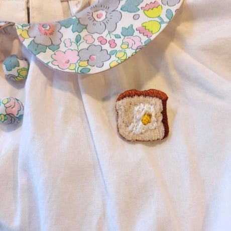 HandmadeZakka Ricca/ 刺繍ブローチ -食パン-