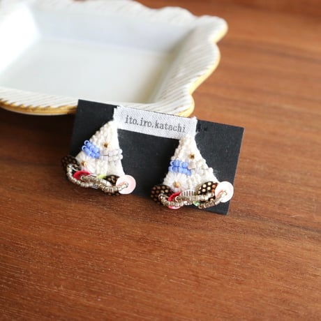 ito.iro.katachi(イトイロカタチ) / 刺繍ピアス 【おめかしさんかく】