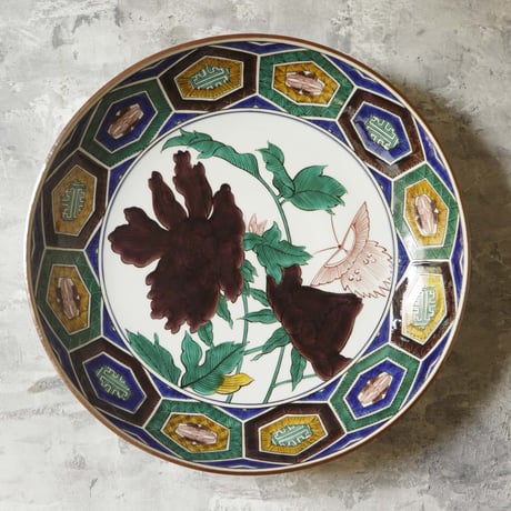文化遺産です　九谷色絵亀甲牡丹蝶文大皿　現代　Kutani Color Painting Tortoise Shell Peony and Butterfly Design Large Dish