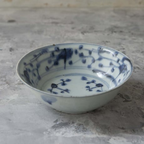 素朴で美しい　染付唐草文碗　Simple and beautiful. Blue and White Flower Scroll Pattern bowl