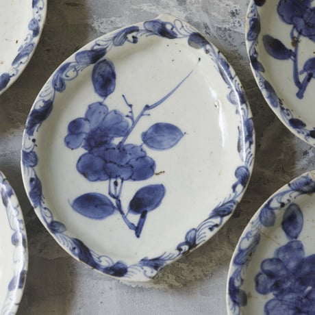厚塗りの乳白　染付椿文桃形皿　Thickly Coated Milky White. Blue&White Camellia Design Peach-shaped Dish