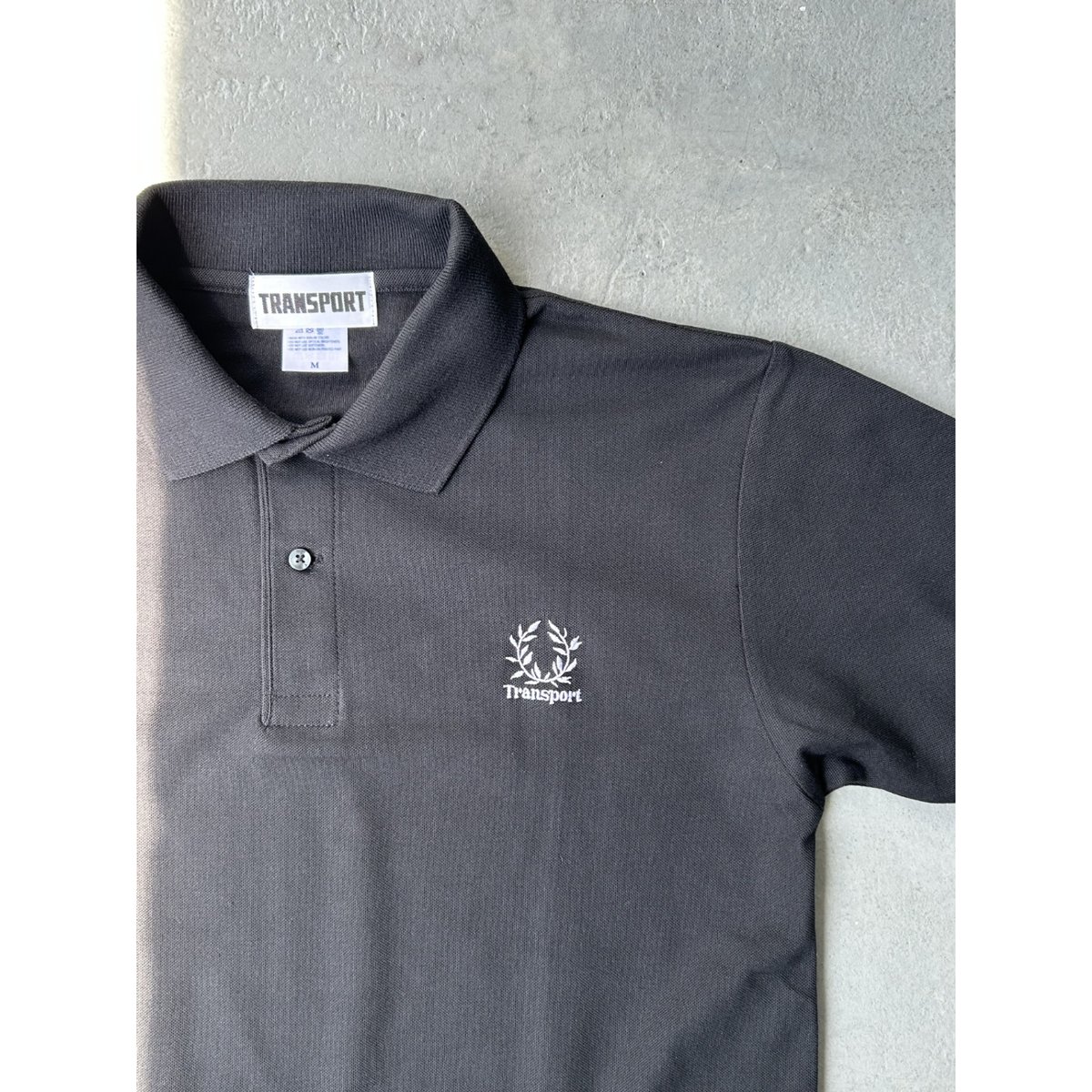 transport　月桂樹POLO SHIRT black Transport 月桂樹POLO SHIRT | tokishirazu