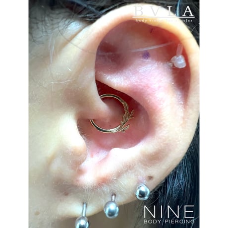 Amity - Seam Ring (YG - Curved to the Left)