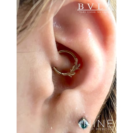 Amity - Seam Ring (YG - Curved to the Left)