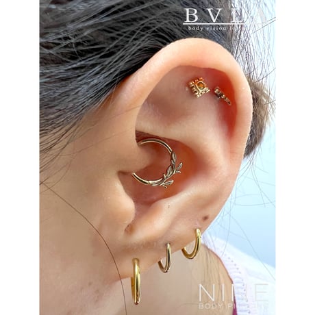 Amity - Seam Ring (YG - Curved to the Left)