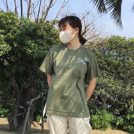 ポケット付Tシャツ（ラッコ）- ライトオリーブ