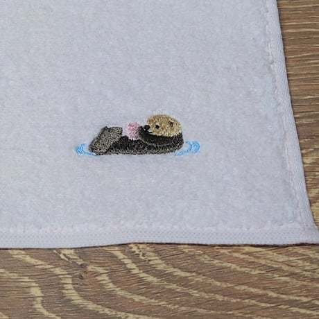 刺繍タオルハンカチ（ラッコ）- ライトピンク