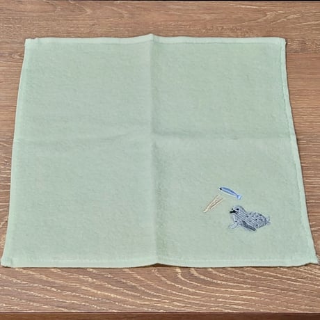 刺繍タオルハンカチ（アザラシ）- ライトグリーン