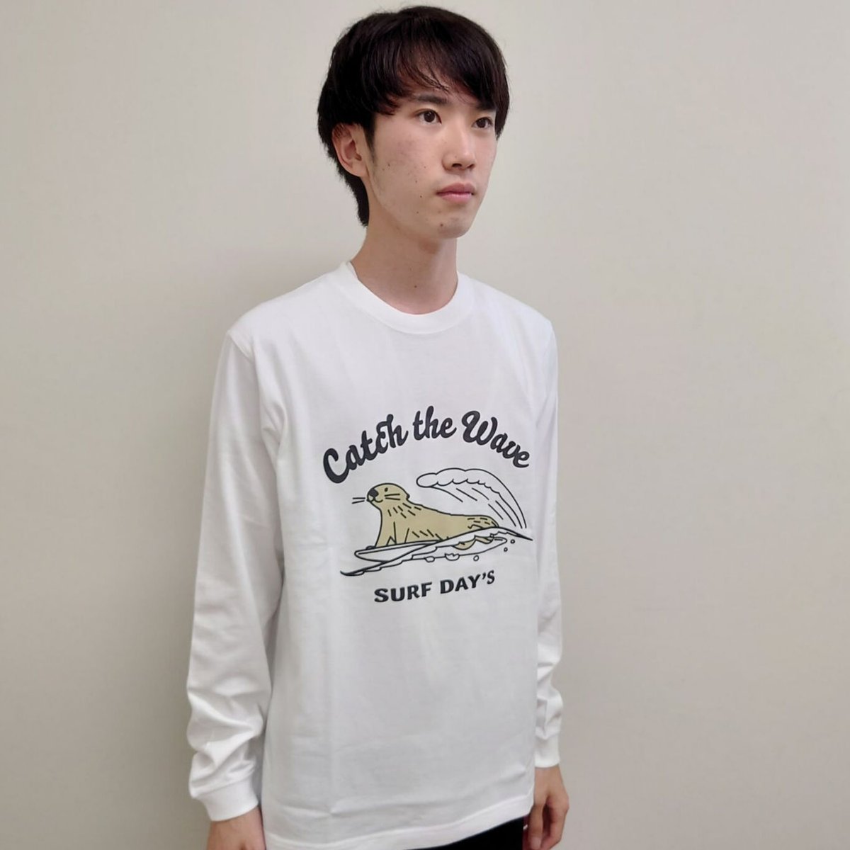 ロングTシャツ(ラッコ Catch the Wave)- ホワイト | すいそう ロングTシャツ(ラッコ Catch the Wave)- ホワイト | すいそう