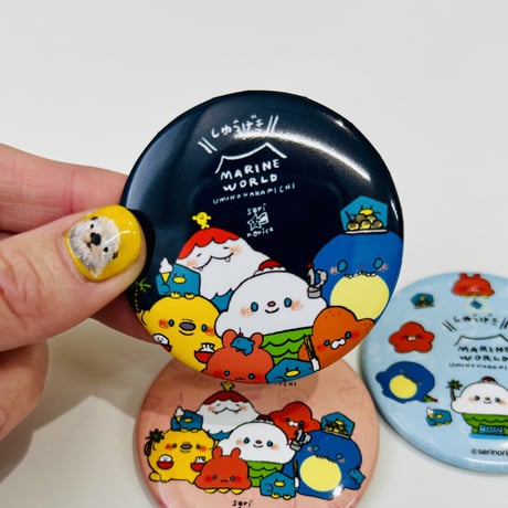 【マリンワールド×せり のりか】缶バッジ②（ネイビー）