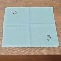 刺繍タオルハンカチ(ペンギン)- ライトイエロー | すいそう 刺繍タオルハンカチ(ペンギン)- ライトイエロー | すいそう