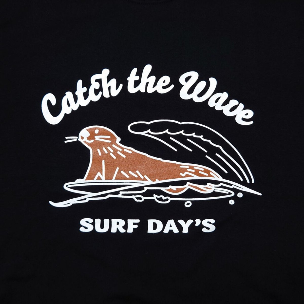 ロングTシャツ（ラッコ Catch the Wave）- ブラック | すいそう