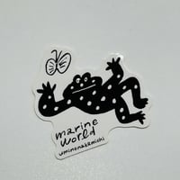 【マリンワールド×尚味（naomi）】奄美ステッカー（カエル）