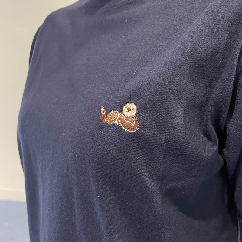 オーガニックコットン刺繍Tシャツ（ラッコ）- パープルネイビー
