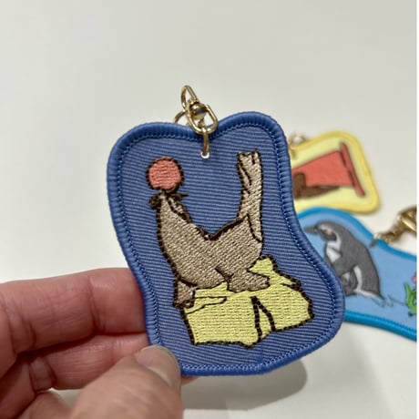 【マリンワールド×minaco sakamoto】刺繍キーホルダー（アシカ）