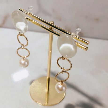 No.21Whiteオーバルゴールドリングパール(ノンホールピアス)