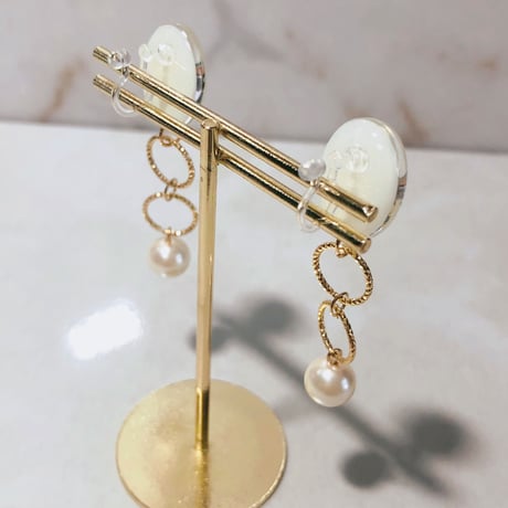 No.21Whiteオーバルゴールドリングパール(ノンホールピアス)