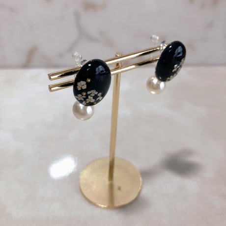 No.31「HANA」ブラックオーバルノンホールピアス