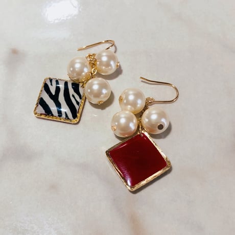 No.8ゼブラパールピアス