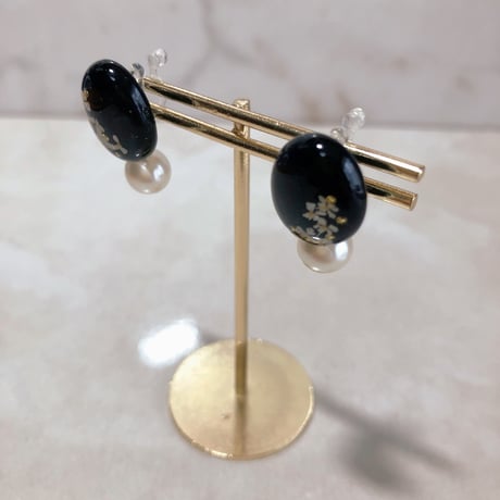 No.31「HANA」ブラックオーバルノンホールピアス