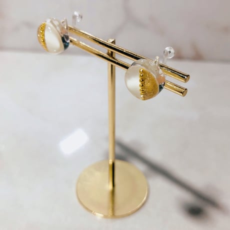 No.32小粒Whit /Goldノンホールピアス