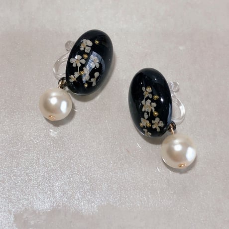 No.31「HANA」ブラックオーバルノンホールピアス