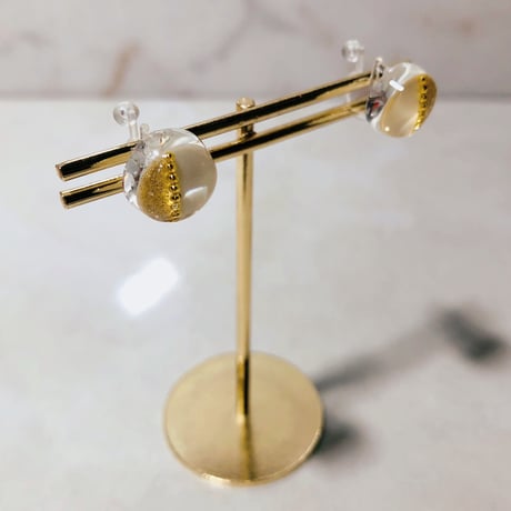 No.32小粒Whit /Goldノンホールピアス