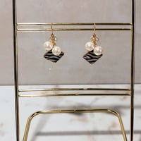 No.8ゼブラパールピアス