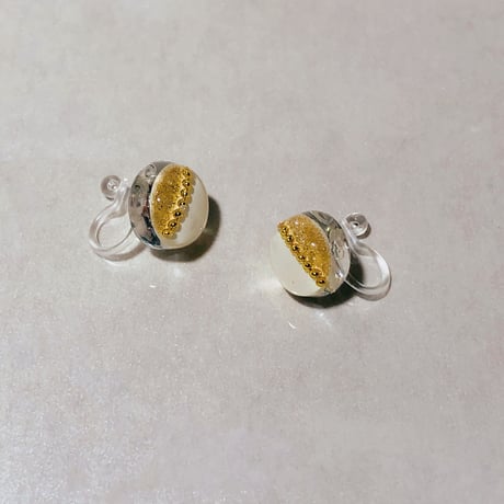 No.32小粒Whit /Goldノンホールピアス
