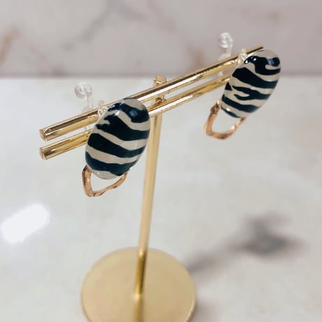 No.24ゼブラオーバルゴールドチャームノンホールピアス